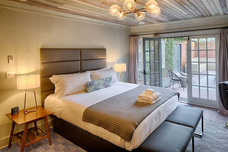 queen room interior at the present